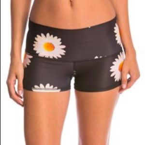 Teeki Daisy Sun Short
